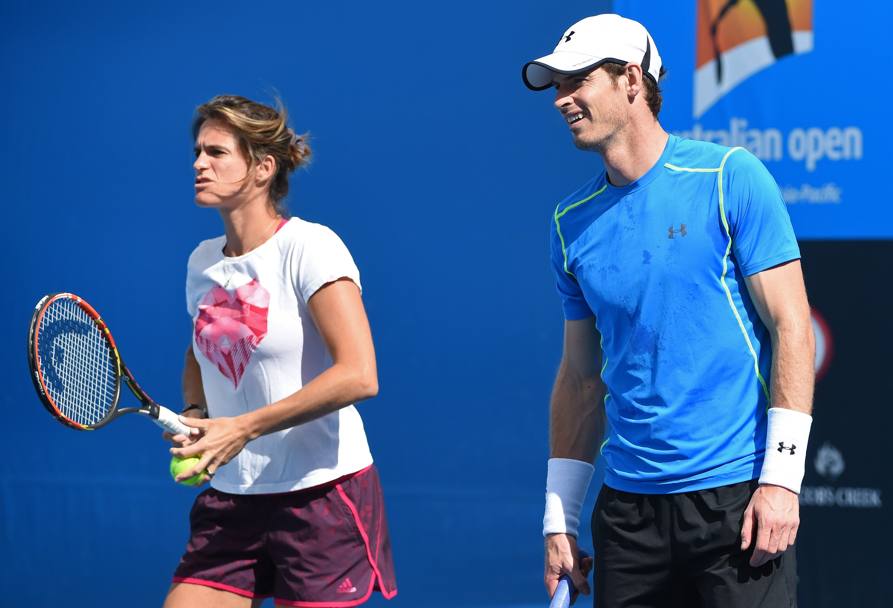 Andy Murray con l’allenatrice Aurelie Mauresmo si prepara alla finale del singolare maschile (Afp)